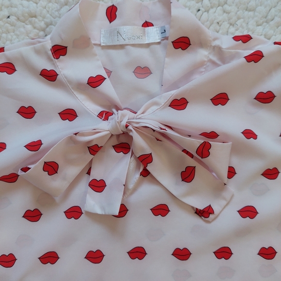Pink short sleeved kiss mark blouse with neckbow - Picture 3 of 5